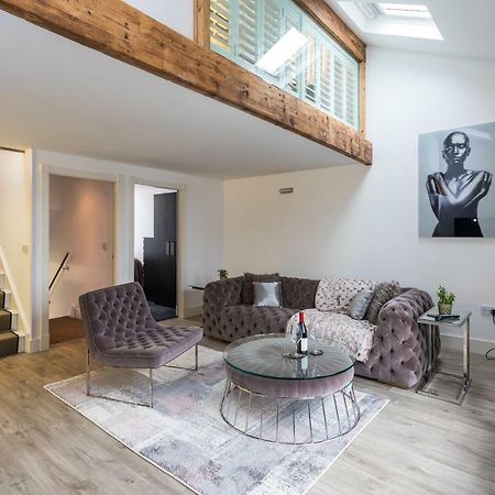 The Penthouse, Opposite Sale Metrolink, Includes Free Parking Appartement Buitenkant foto