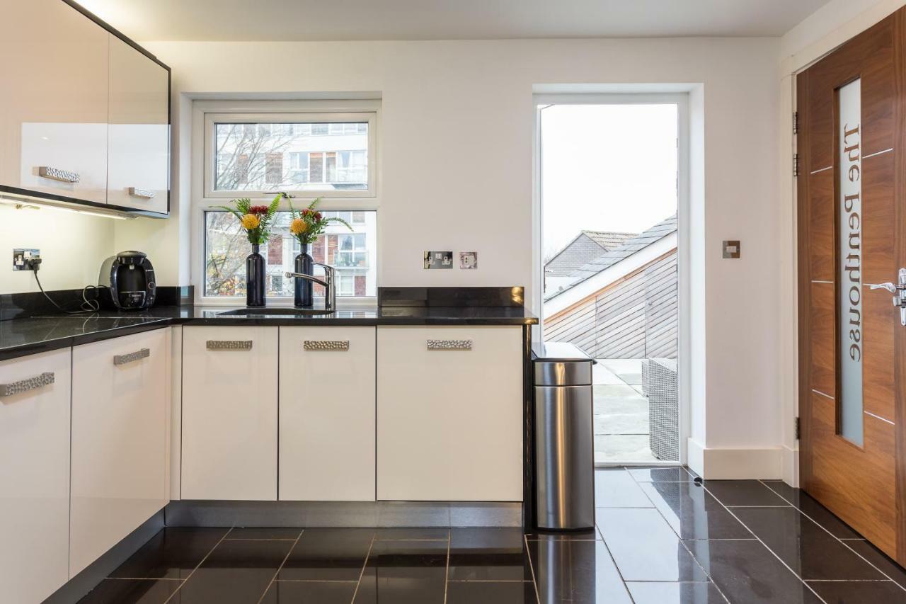 The Penthouse, Opposite Sale Metrolink, Includes Free Parking Appartement Buitenkant foto