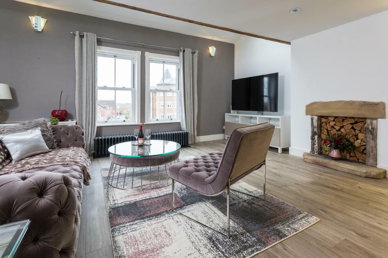 The Penthouse, Opposite Sale Metrolink, Includes Free Parking Appartement Buitenkant foto