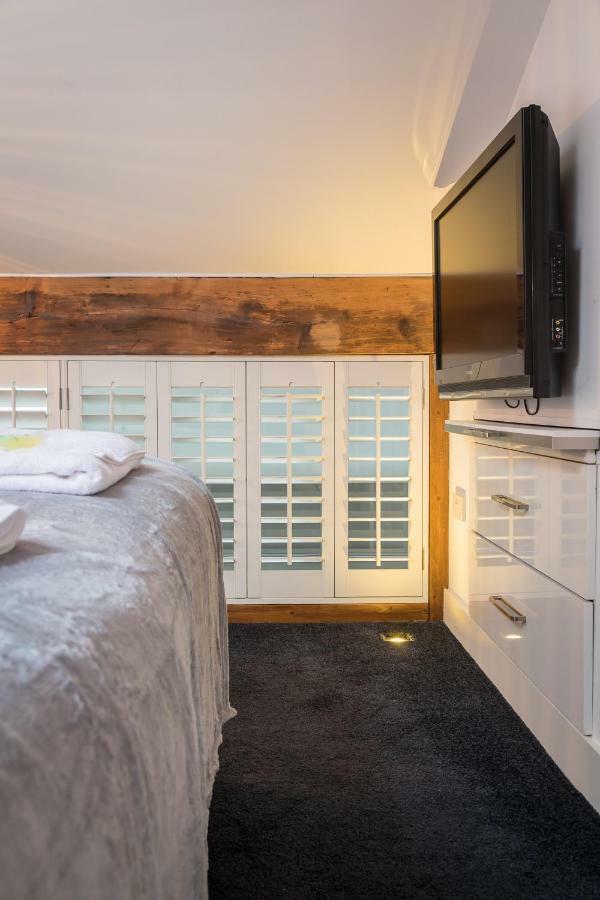 The Penthouse, Opposite Sale Metrolink, Includes Free Parking Appartement Buitenkant foto