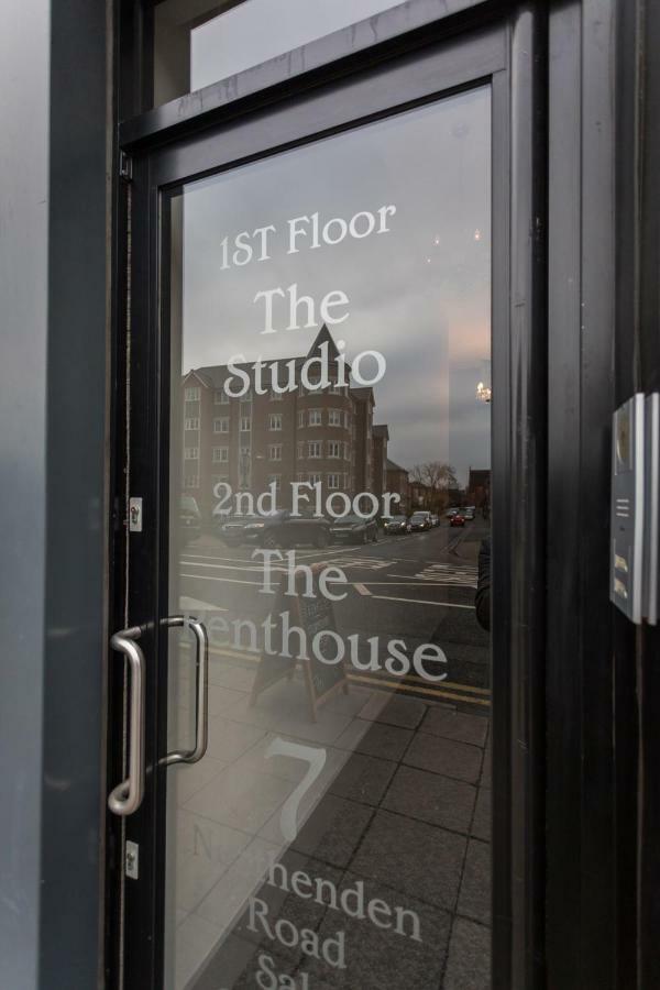 The Penthouse, Opposite Sale Metrolink, Includes Free Parking Appartement Buitenkant foto