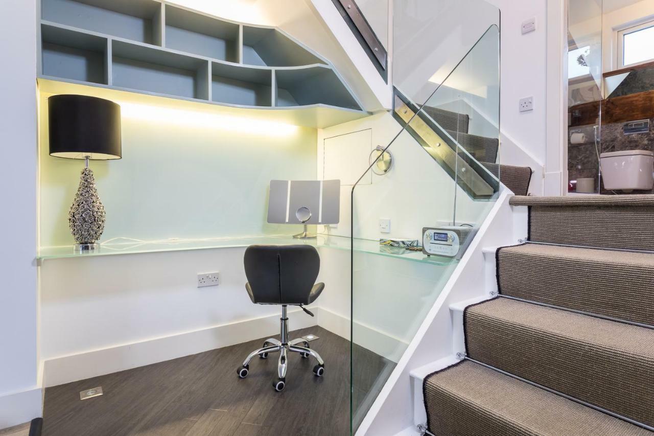 The Penthouse, Opposite Sale Metrolink, Includes Free Parking Appartement Buitenkant foto