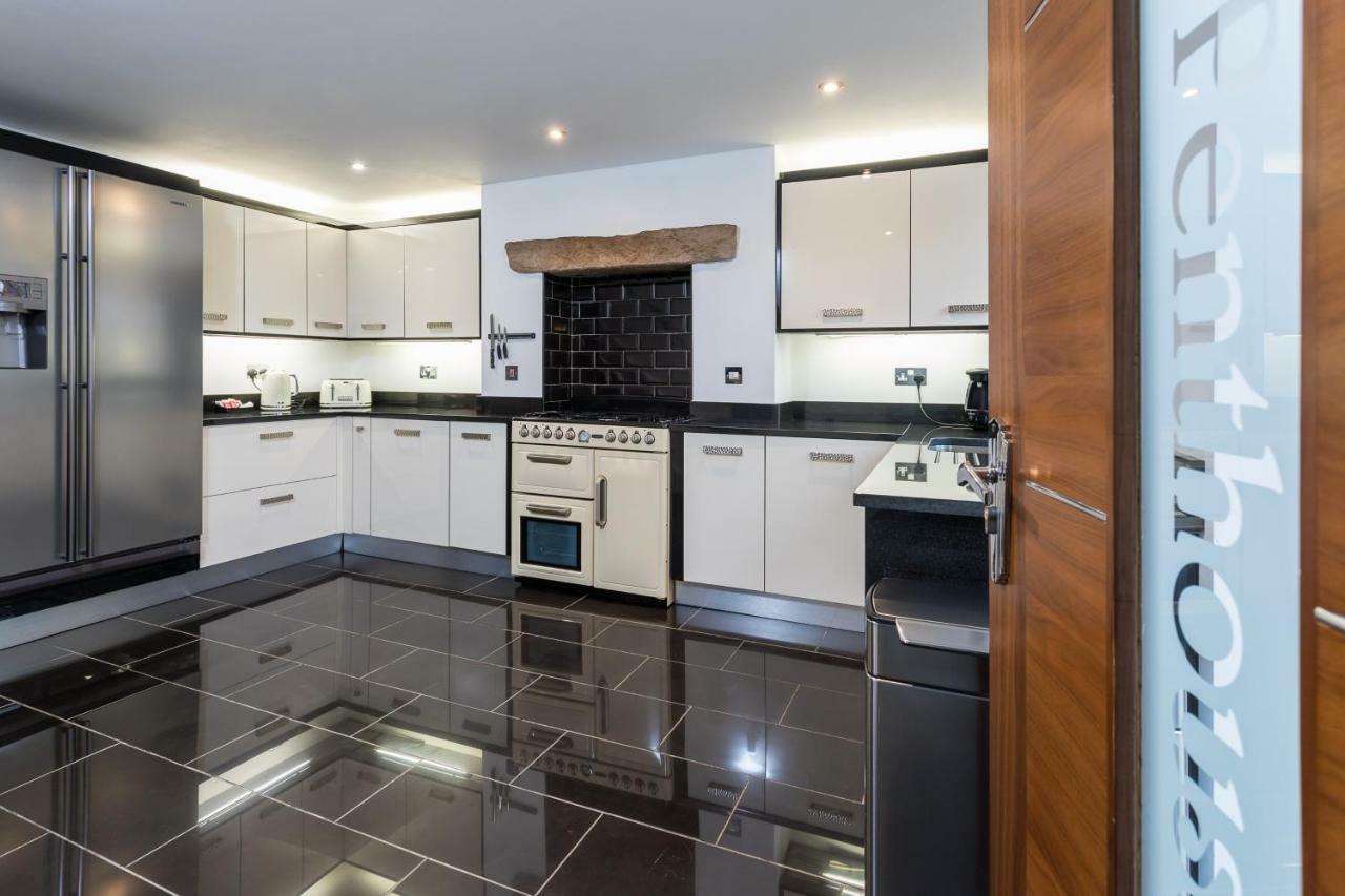 The Penthouse, Opposite Sale Metrolink, Includes Free Parking Appartement Buitenkant foto