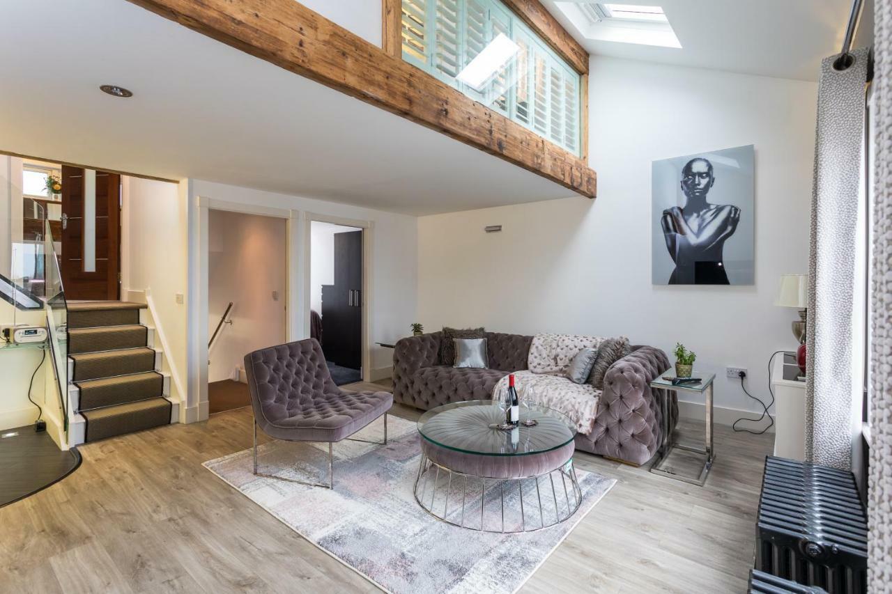 The Penthouse, Opposite Sale Metrolink, Includes Free Parking Appartement Buitenkant foto