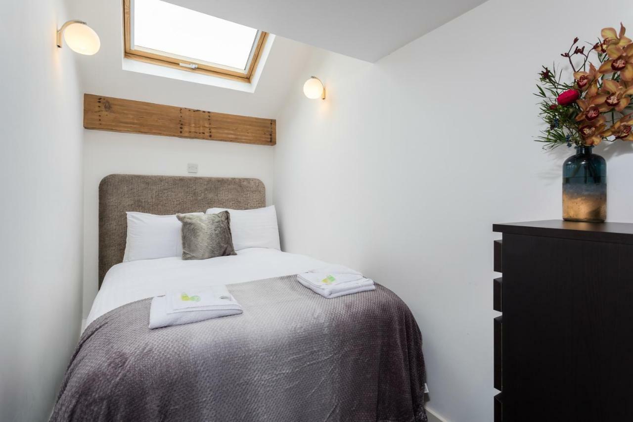 The Penthouse, Opposite Sale Metrolink, Includes Free Parking Appartement Buitenkant foto