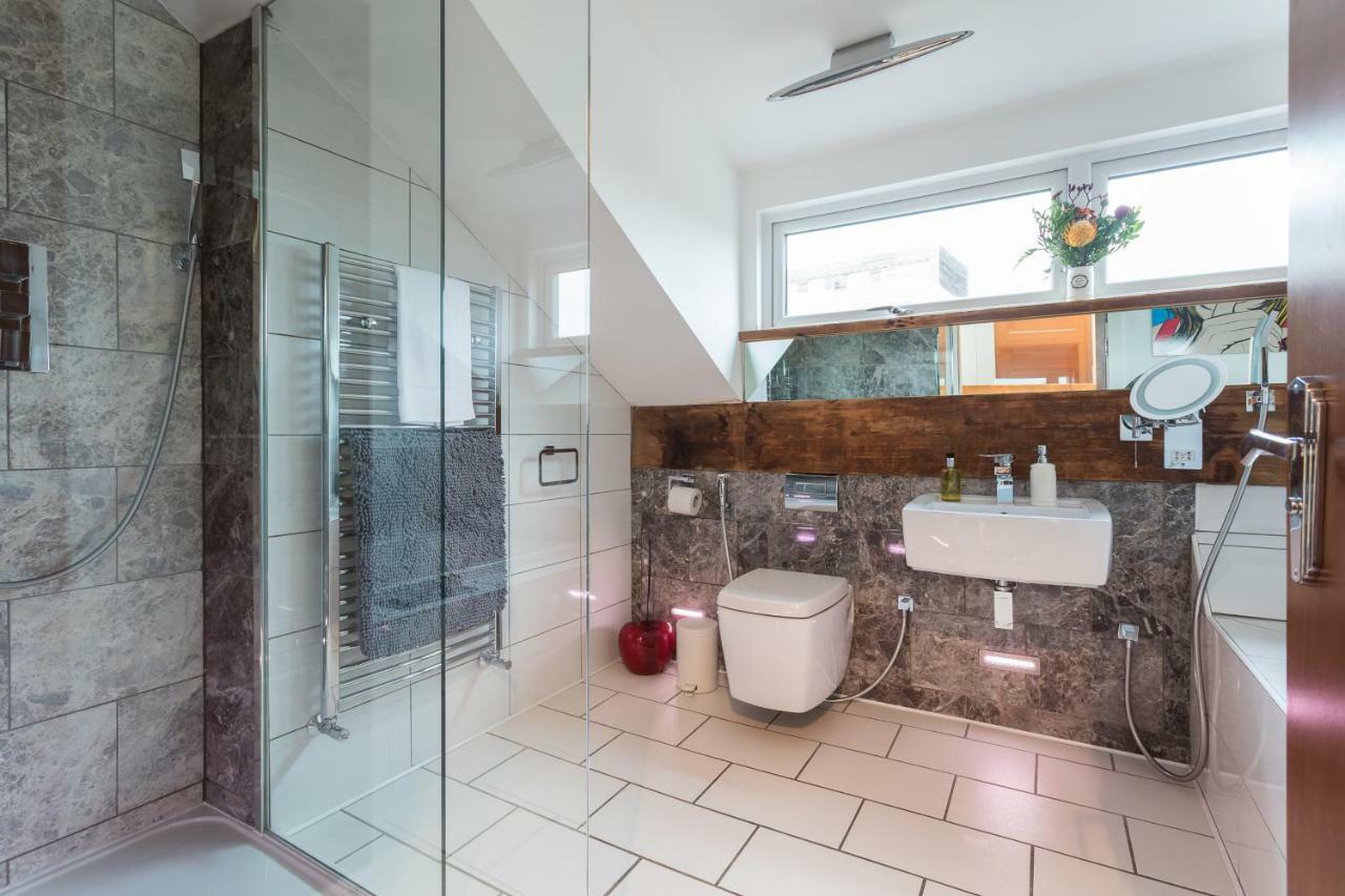 The Penthouse, Opposite Sale Metrolink, Includes Free Parking Appartement Buitenkant foto