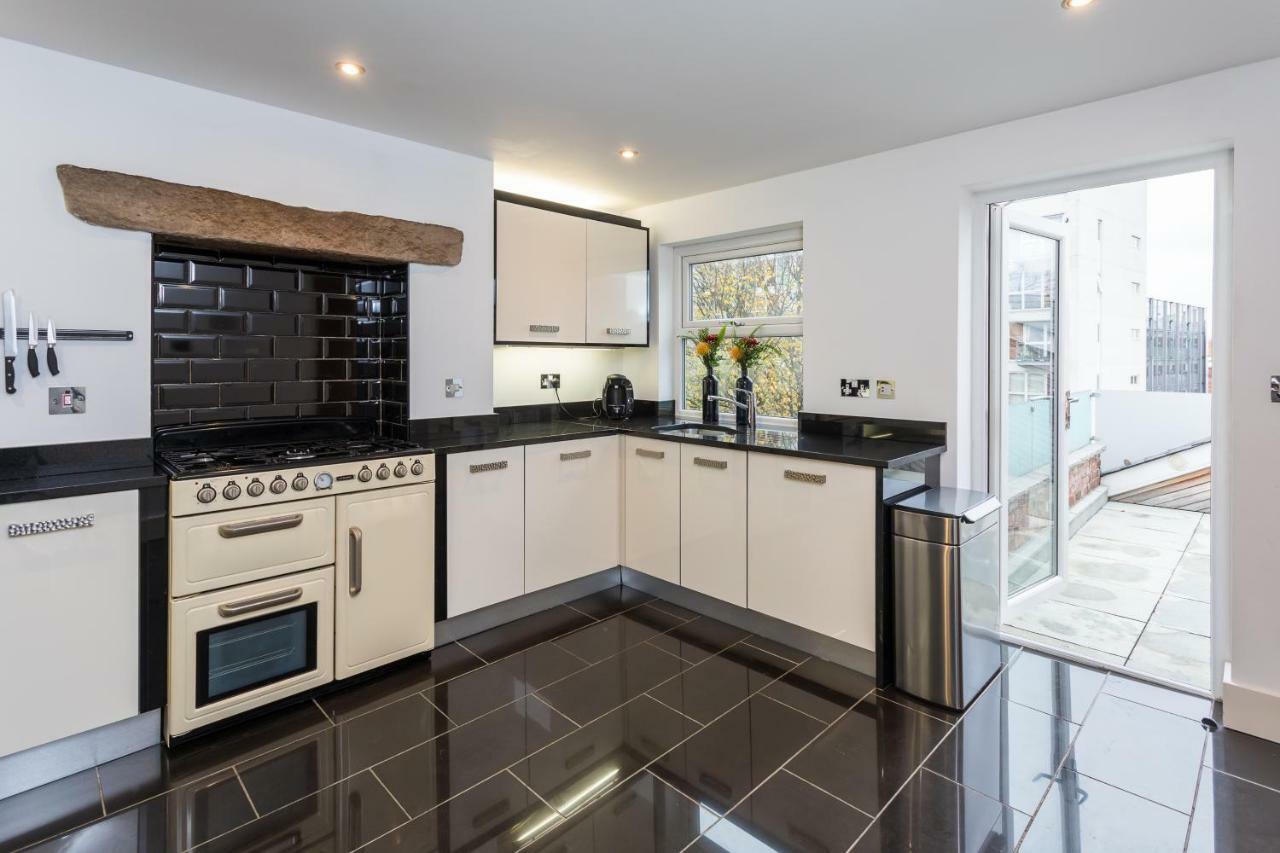The Penthouse, Opposite Sale Metrolink, Includes Free Parking Appartement Buitenkant foto