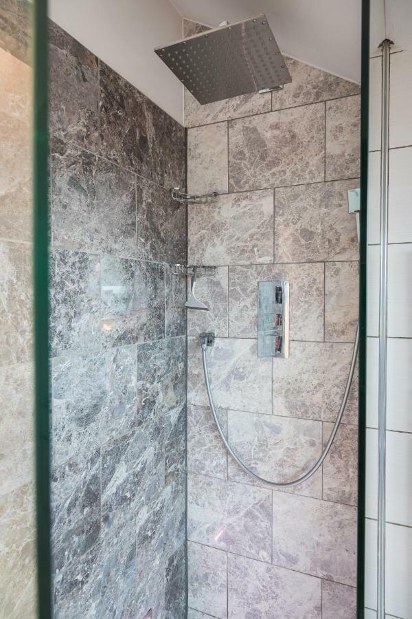 The Penthouse, Opposite Sale Metrolink, Includes Free Parking Appartement Buitenkant foto