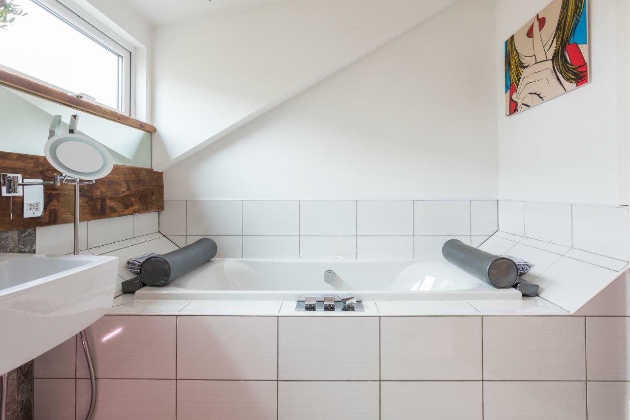 The Penthouse, Opposite Sale Metrolink, Includes Free Parking Appartement Buitenkant foto